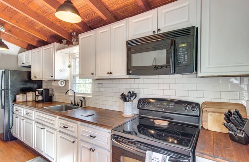Black Mountain Cottage | 'Le-Petit Chalet' w/Fire Pit ~ 15 Mi to Asheville