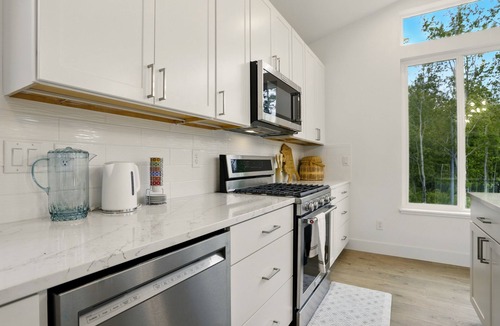 Sand Lake House | LE17: 4-bedroom 3full bathroom house in gorgeous Anchorage neighborhood