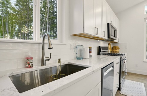 Sand Lake House | LE17: 4-bedroom 3full bathroom house in gorgeous Anchorage neighborhood