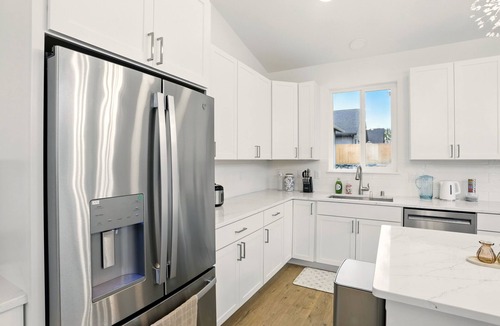 Sand Lake House | LE17: 4-bedroom 3full bathroom house in gorgeous Anchorage neighborhood