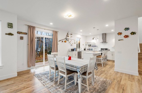 Bayshore - Klatt House | LE2: 4-bedroom 3,5 bathroom house in gorgeous Anchorage neighborhood