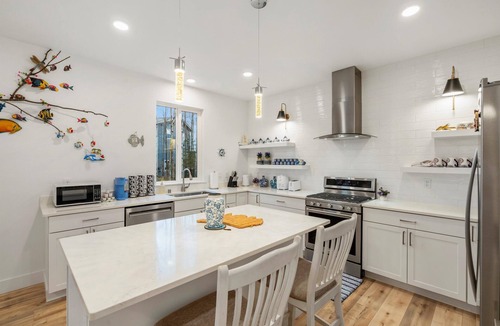 Bayshore - Klatt House | LE2: 4-bedroom 3,5 bathroom house in gorgeous Anchorage neighborhood