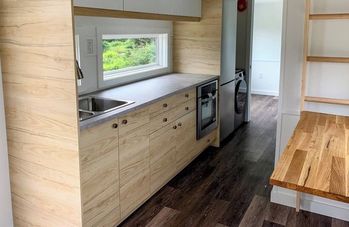 Western Head House | Lighthouse Tiny Home - Surf Western Head