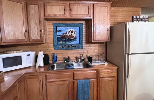 Anchorage Cabin | Little Creek Cabin: Cozy, Adventure-Ready & Dog-Friendly