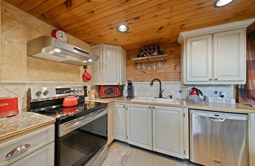 Sugar Mountain Cabin | Little Heaven-one level! hot tub, multi games, pets allowed, Sugar Mountain