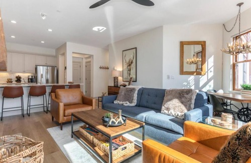 Avon House | Lodge at Brookside 202 2BR Pool Walk to Bus