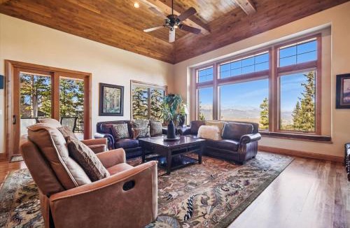 Woodmoor House | Lofty Fox Villa, Magnificent Views, Hot Tub