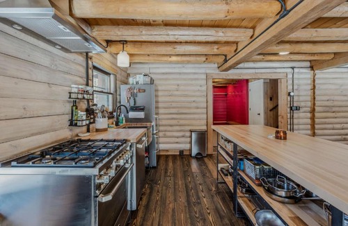 Hartland House | Log Cabin Fireplace Upper Valley - Wooded Chalet