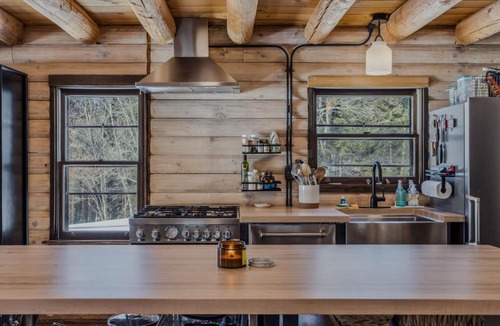 Hartland House | Log Cabin Fireplace Upper Valley - Wooded Chalet