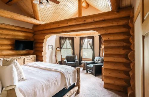 Three Peaks House | Log Cabin Getaway - Hot Tub - Ski, Hike, Relax