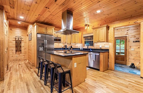 Beech Mountain Cabin | Log Cabin on Creek with Hot Tub and Arcade