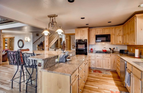 Alma Cabin | Log Home, Hot Tub & Pool Table, Sleeps 8, 25 mi to Breckenridge