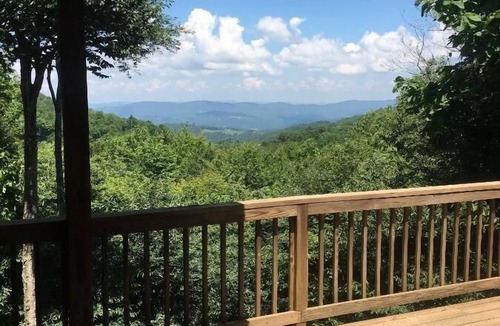 Charter Hills House | Lookout Lodge | Cozy Mountain Retreat with Game Room & Deck