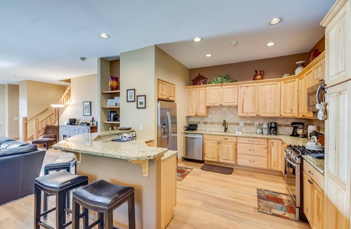 Steamboat Springs House | Lots of Light - Prvt Garage - On Ski Bus Line - Comm Hot Tub