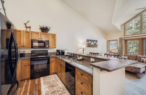 Peak 9 Ski Chalet | LUX 3/3 CHALET! 4 MIN WALK TO QUICKSILVER LIFT & MAIN ST! "PRIVATE HOT TUB"