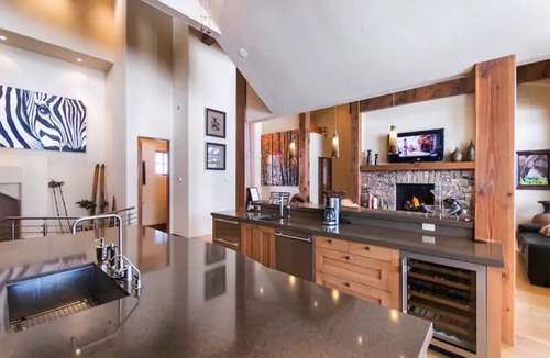 The Highlands House | LUX MANSION W/PANORAMIC VIEWS, CC SKI/GOLF @ DOORSTEP, OFFICE, SAUNA/STEAMROOM.