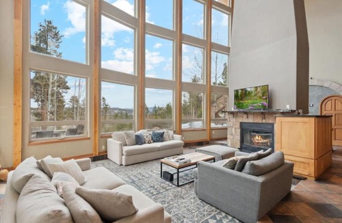 Granby House | Luxe & Leisure in Fairways- An Oasis in the Woods