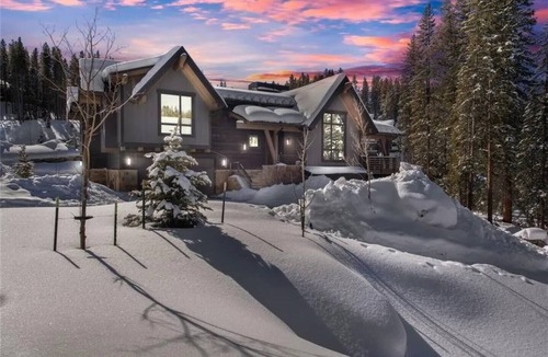 Warrior's Mark Ski Chalet | Luxe Mountain Chalet on the Blue River near Main