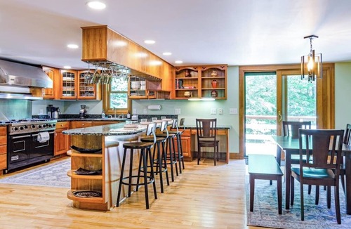 Quechee Cabin | Luxe Quechee home on quiet road - chef's kitchen, two-car garage, screened porch