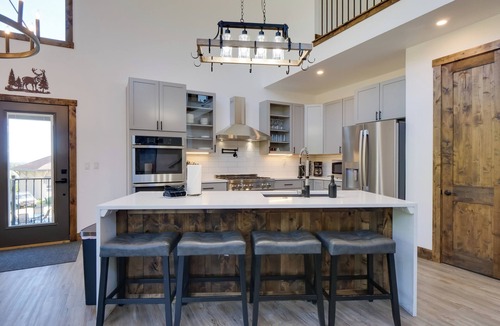 Blue River Cottage | Luxe Ski Escape! Breck Home w/Hot Tub & Game Room