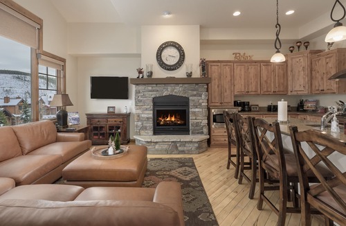 Bear Crossing House | Luxurious Double Master Suites, Stunning Mountain View, Hot Tub & WiFi!