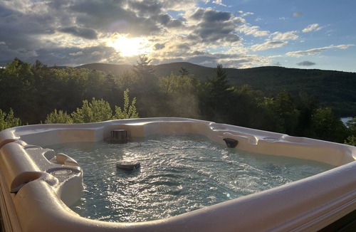 Hebron Cabin | Luxurious Eagle Ridge Log Home Newfound Lake