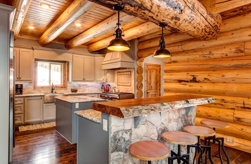Blue River House | Luxurious Log Cabin, 4 Master Suites Romantic Winter Escape with Mountain View!
