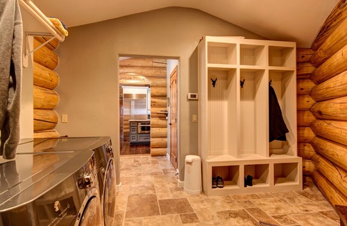 Blue River House | Luxurious Log Cabin, 4 Master Suites Romantic Winter Escape with Mountain View!