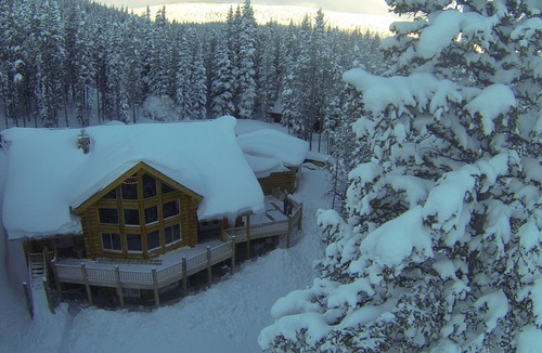 Blue River House | Luxurious Log Cabin, 4 Master Suites Romantic Winter Escape with Mountain View!