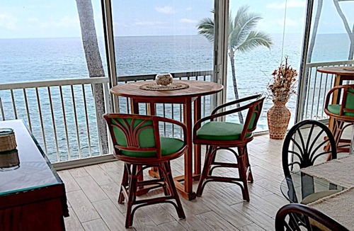 Kahaluu Bay Condo | Luxurious Oceanfront Penthouse Condo Air Conditioned. Sleeps 4