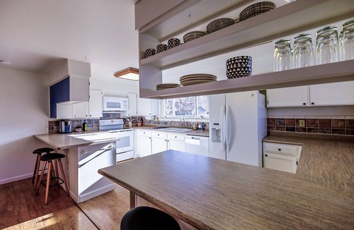 North Central Westminster House | Luxurious & Spacious Home with Mini Golf, Arcade Games, Fire Pit and more!