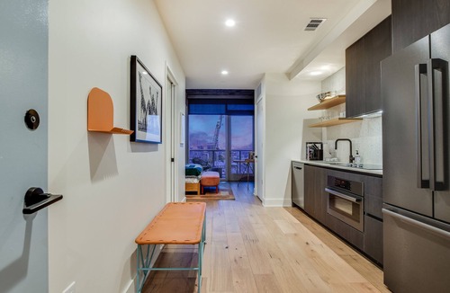 Rainey Street Historic District Apartment | Luxury 26th flr condo, rooftop pool, Rainey Street, dog-friendly