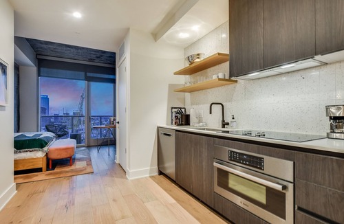 Rainey Street Historic District Apartment | Luxury 26th flr condo, rooftop pool, Rainey Street, dog-friendly