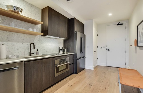 Rainey Street Historic District Apartment | Luxury 26th flr condo, rooftop pool, Rainey Street, dog-friendly