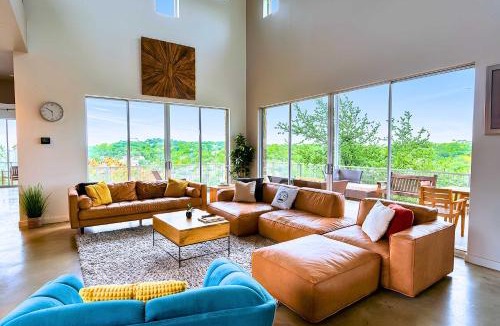 Dripping Springs House | Luxury 7BR Hill Country Gem with Barndominium