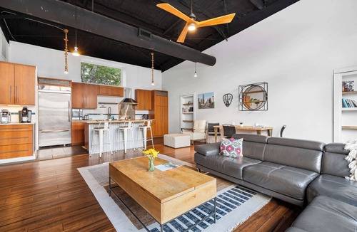 Dripping Springs Cottage | Luxury 7BR Hill Country Gem With Barndominium
