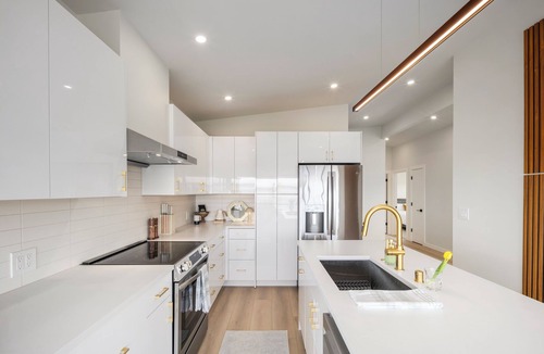 Sunset Hill Condo | Luxury Ballard Waterview Stay - By Stadiums l Walk To Beach l Rays Boathouse