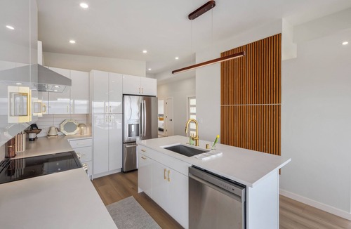 Sunset Hill Condo | Luxury Ballard Waterview Stay - By Stadiums l Walk To Beach l Rays Boathouse