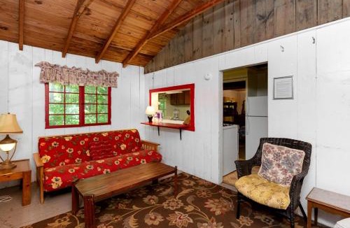 Lyme House | Luxury Camping Cabin with Fireplace near Hanover, New Hampshire