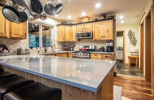 Glacier House | Luxury Cedar Chalet-Sauna,Hot Tub,EV charger