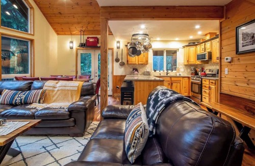 Glacier House | Luxury Cedar Chalet-Sauna,Hot Tub,EV charger