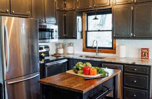 Ellijay House | Luxury Cozy Creek 4BR Cabin, Hot Tub, Resort pool, Kids Play-set Pet friendly !