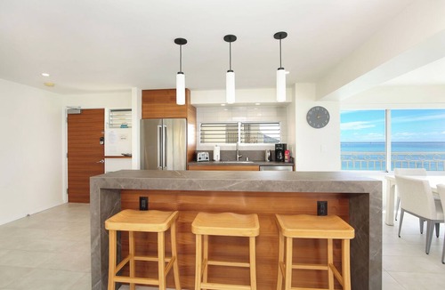Waikiki Condo | LUXURY DIRECT OCEANFRONT! Fully Renovated! Free Parking! Sleeps 6