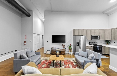Delaware Apartment | Luxury Downtown Apartment Walk Everywhere Fast WiFi Sleeps 8