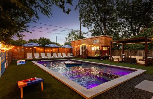 East Cesar Chavez House | Luxury Downtown Retreat with Pool and Hot Tub, 6Bdr