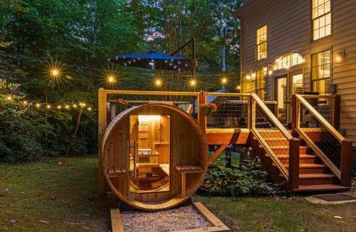 Fairview House | Luxury Escape! Golf Sim, Sauna, Hot Tub & Game Room Bliss