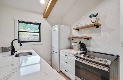 Logan Cabin | Luxury Hocking Couples Cabin | Secluded! Hot Tub!