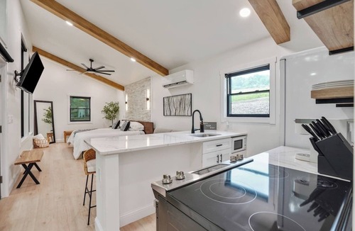 Logan Cabin | Luxury Hocking Couples Cabin | Secluded! Hot Tub!