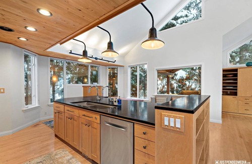 Alyeska House | Luxury-Huge kitchen, living room, master suite, mtn views, sauna, & walk to mtn!