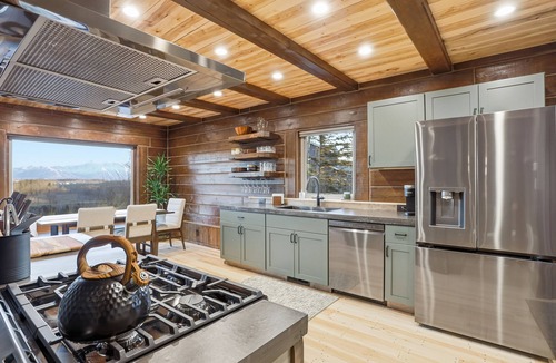 Wasilla House | Luxury Lookout Hot Tub